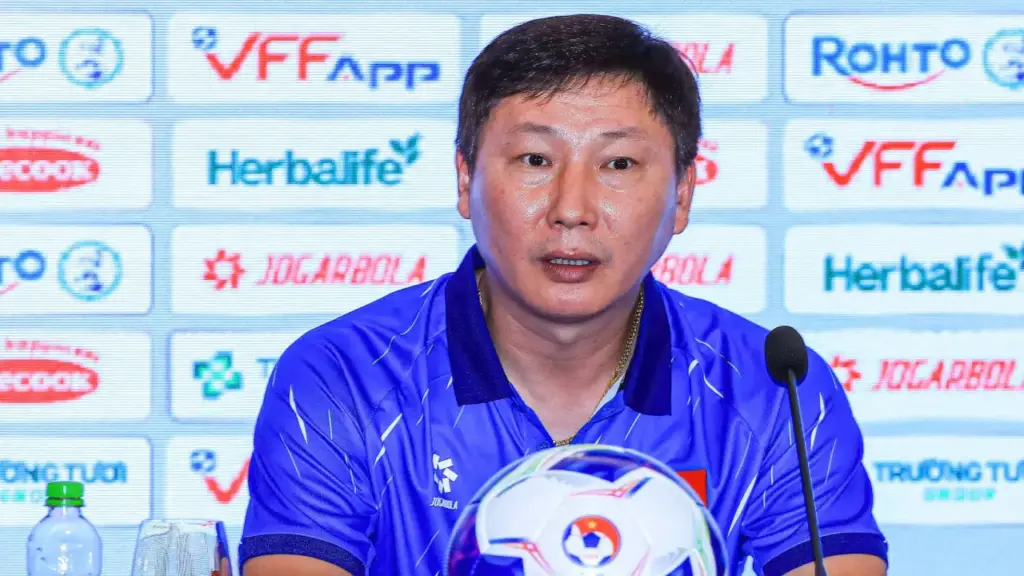 HLV Kim Sang-sik họp báo sau trận thắng Malaysia