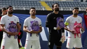 Tuyển Iran ôm ba lô bé gái tưởng niệm vụ đánh bom trường học