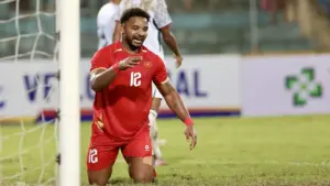 Xuân Son nói một mình sau khi lỡ bàn thắng vì mặt sân