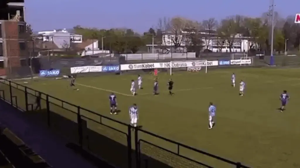 Bàn thắng thiếu fair-play kiểu Supachok tái hiện trên sân cỏ châu Âu