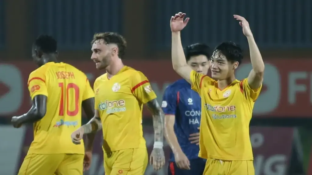 CAHN bị đội xếp cuối V-League ngắt chuỗi thắng 11 trận