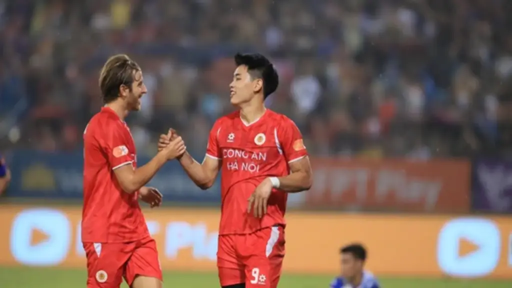 Đình Bắc bùng nổ lập hat-trick, CLB CAHN đánh bại SLNA: Thẳng tiến đến ngôi vô địch V-League