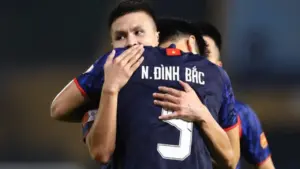 Đình Bắc ghi bàn trở lại ở V-League, HLV Kim Sang-sik và ông Polking cùng mừng lớn