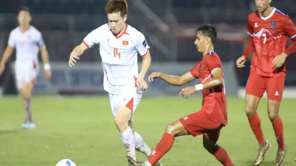 HLV Vũ Tiến Thành dùng từ ‘mạo hiểm’ khi nhắc đến Hoàng Đức, tiết lộ bất ngờ về sao trẻ Văn Thuận