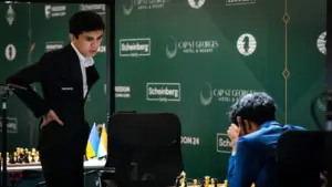 Kỳ thủ 20 tuổi Sindarov chạm một tay vào chiếc vé tranh ngôi Vua cờ