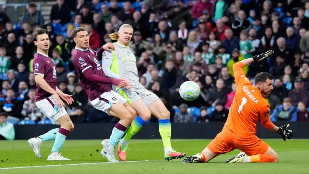 Man City chiếm đỉnh bảng Ngoại hạng Anh