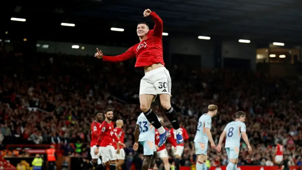 Man Utd hạ Brentford, cách suất Champions League một trận thắng