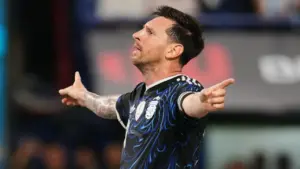 Messi nhường phạt đền trong chiến thắng 5-0 của Argentina