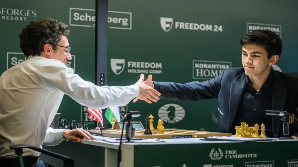 Thủ hòa thành công, kỳ thủ 20 tuổi Sindarov xây chắc đỉnh bảng