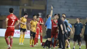 Toàn cảnh HLV Popov bị thẻ đỏ, ném thẻ như ngoài ‘chợ’: Trợ lý Văn Biển và HLV Thanh Hóa nói gì?
