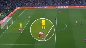 Trọng tài bỏ qua tình huống hậu vệ Atletico dùng tay chặn bóng