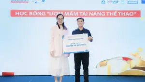 Trường ĐH Hoa Sen trao học bổng toàn phần cho Bích Thùy, mở rộng đào tạo kinh tế thể thao