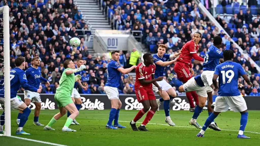 Van Dijk giúp Liverpool thắng ở phút bù