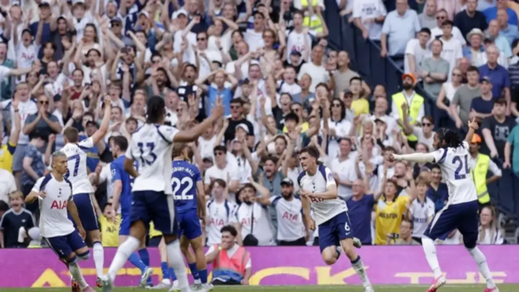 Arsenal cùng M.U kết mùa giải tưng bừng, Man City thua ngược còn Tottenham 'thoát hiểm'