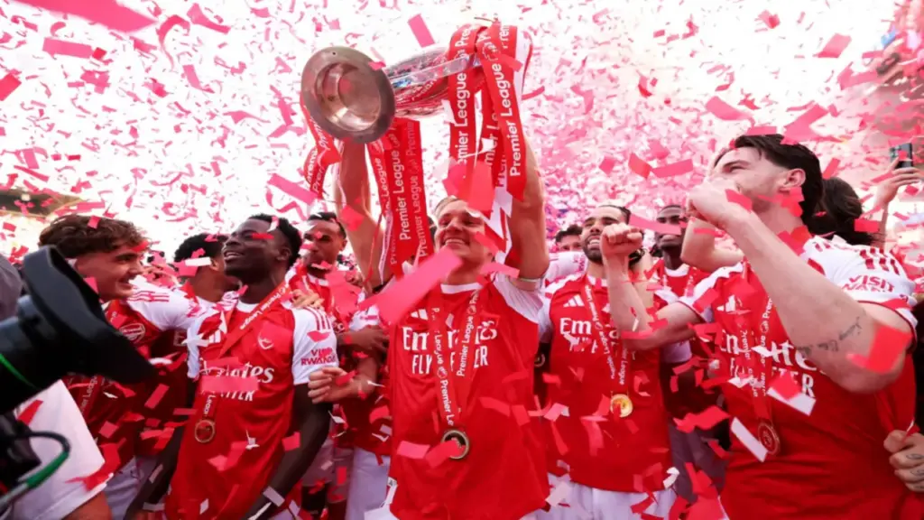 Arsenal nâng Cup vô địch Ngoại hạng Anh