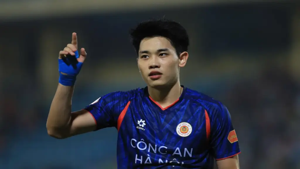 Đình Bắc liên tục ghi bàn, Quang Hải áp sát kỷ lục kiến tạo ở V-League