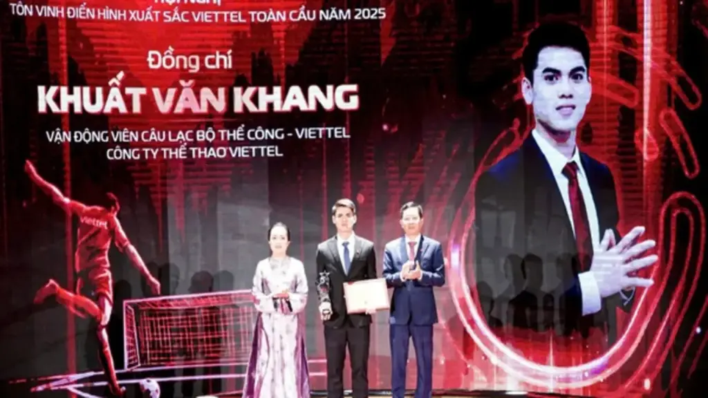 Khuất Văn Khang xuất sắc nhận giải thưởng có tỷ lệ chọi 1/7.000 tại Tập đoàn Viettel
