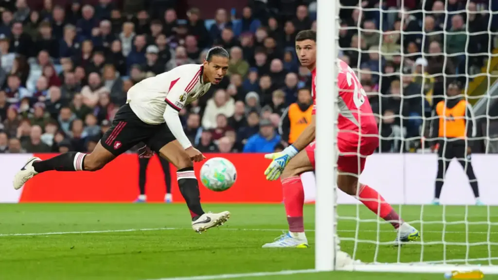 Liverpool thua Aston Villa, nguy cơ mất vé Champions League