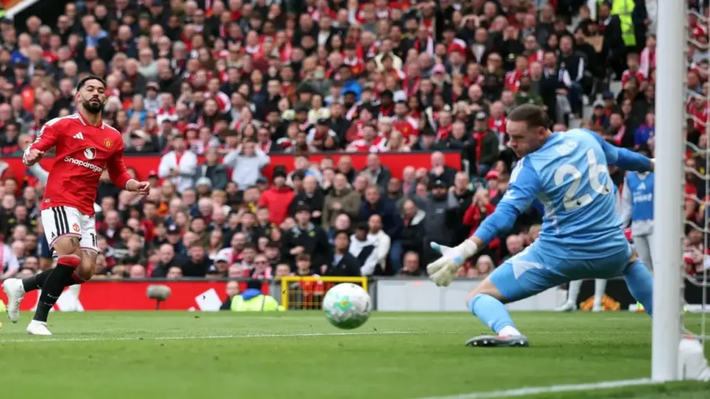 Man Utd thắng Nottingham trong ngày trọng tài phản đối VAR