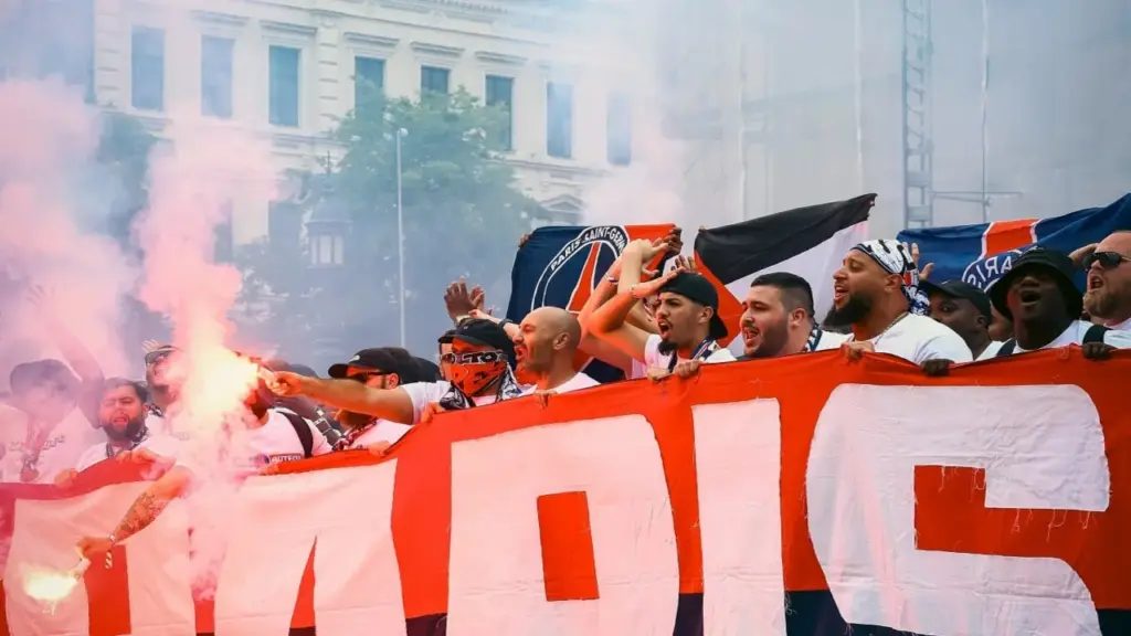 PSG - Arsenal: Cup vô địch được đưa đến sân Puskas