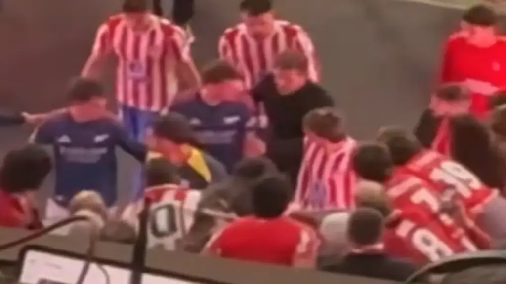 Simeone và hậu vệ Arsenal căng thẳng vì chuyện giẫm lên logo Atletico
