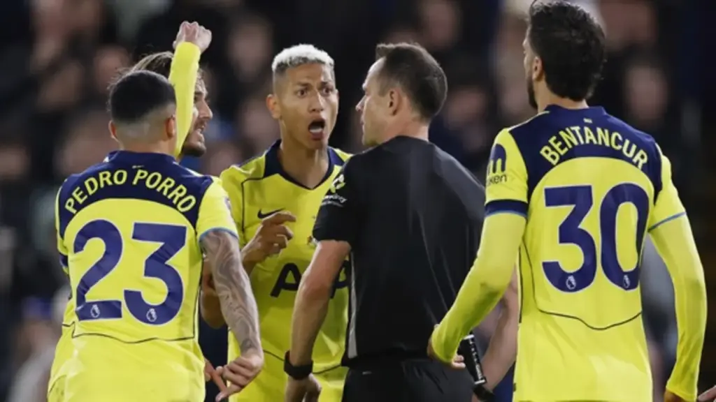 Tottenham mấp mé bờ vực xuống hạng: Chỉ 1 cú sẩy chân là thảm họa