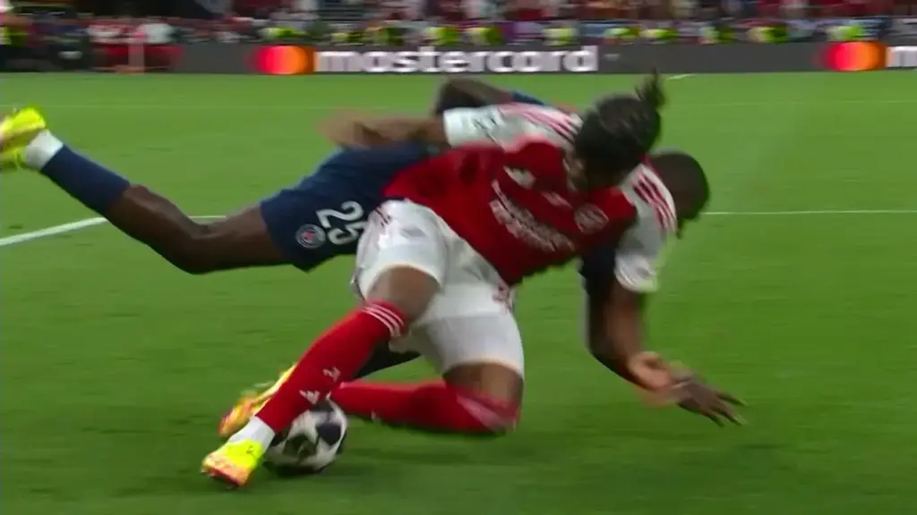 Vì sao Arsenal bị từ chối quả phạt đền tranh cãi ở trận gặp PSG?