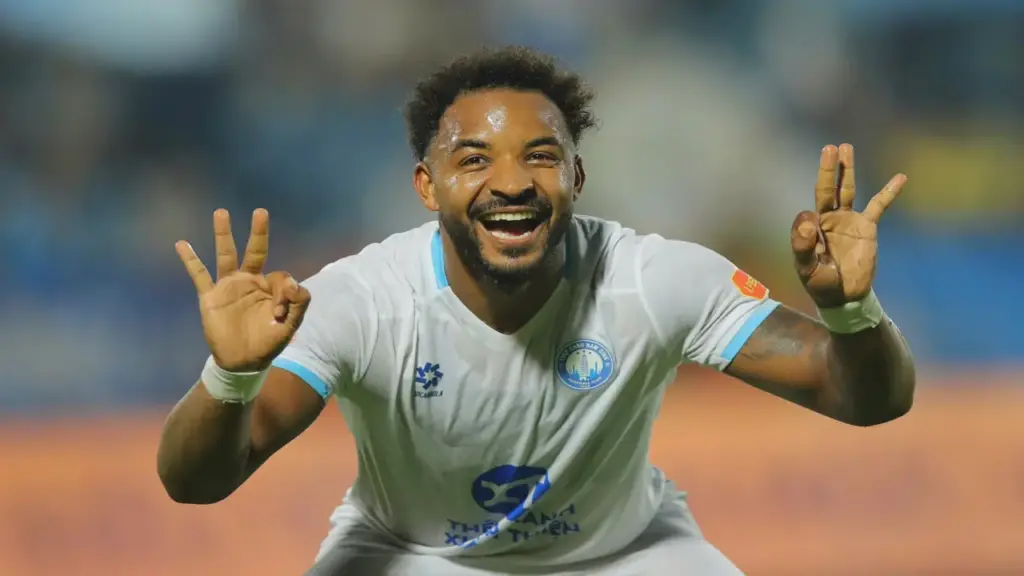 Xuân Son lập hat-trick với một siêu phẩm móc bóng