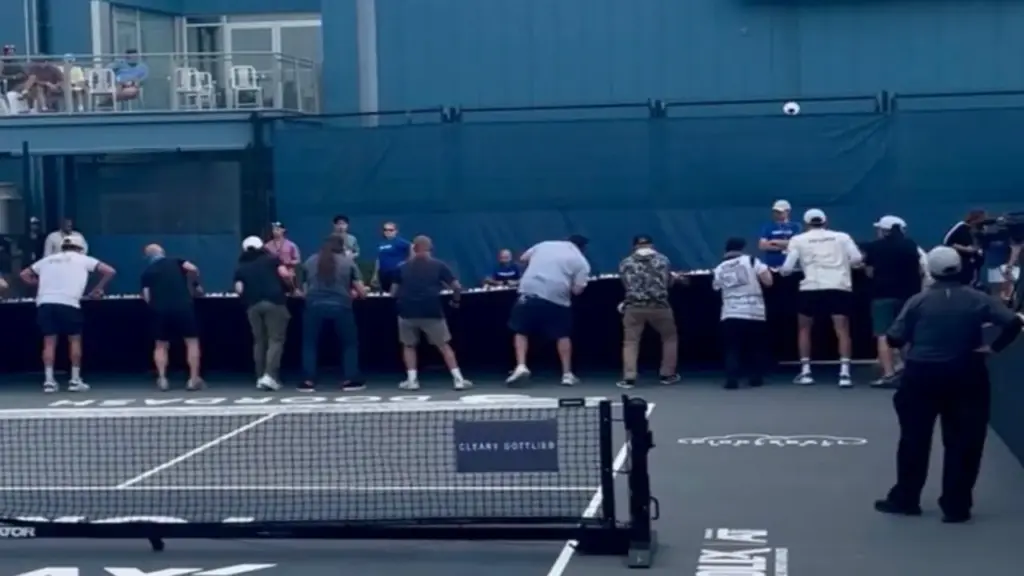 Bảng điện tử đổ trúng tay vợt pickleball khi đang thi đấu