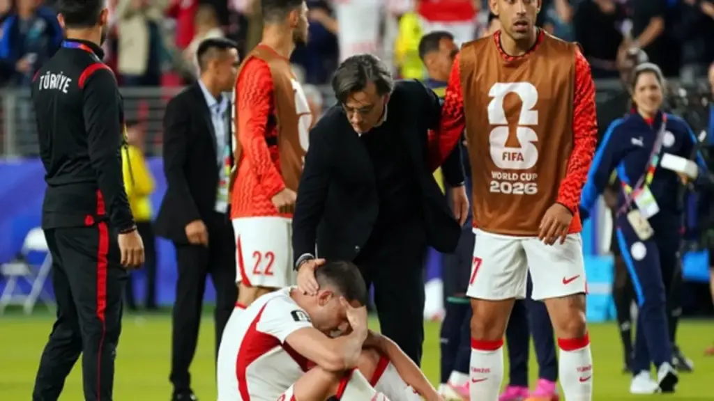 Báo Thổ Nhĩ Kỳ 'sốc nặng' vì đội nhà bị loại sớm khỏi World Cup, HLV Montella sắp mất việc