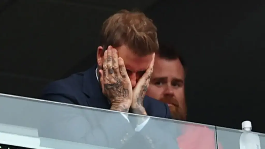 Biểu cảm gây sốt của Beckham trận Anh hòa nhạt Ghana: Hôn gió, gãi trán, ôm đầu thất vọng và…