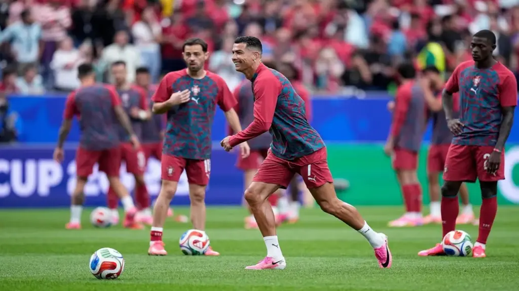 Bồ Đào Nha - Uzbekistan: Ronaldo đá chính