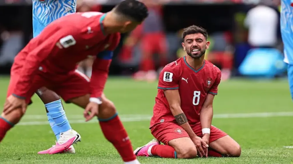 Bruno Fernandes nổi điên với C.Ronaldo ngay trên sân