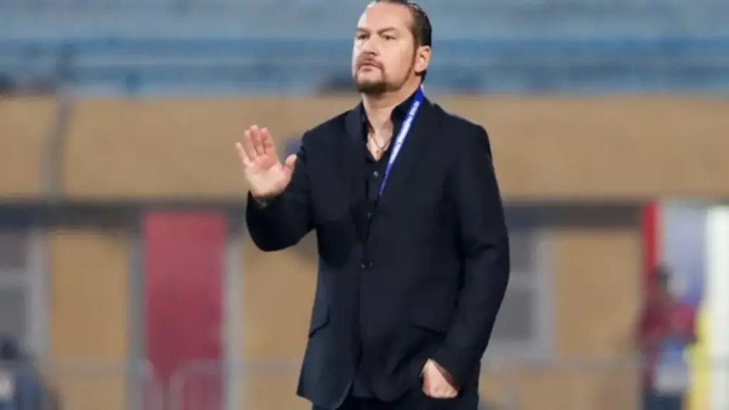 Cá tính góc cạnh của HLV Popov mang tới cho V-League màu sắc riêng, nhưng...