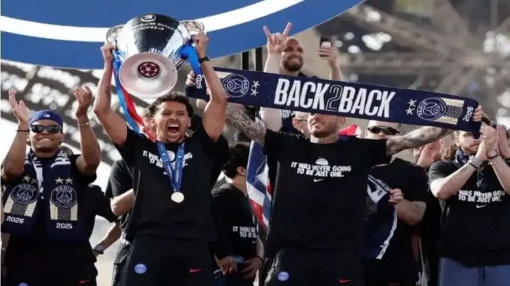 Cầu thủ PSG diễu hành ăn mừng chức vô địch Champions League
