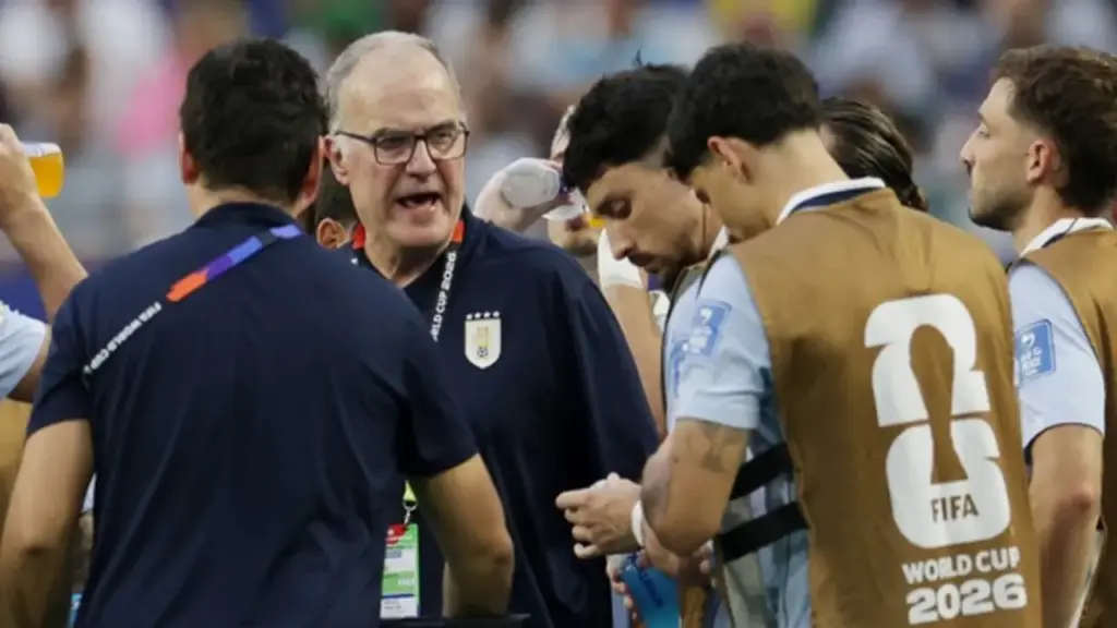 Cầu thủ Uruguay phản ứng dữ dội HLV Bielsa trước trận quyết đấu Tây Ban Nha