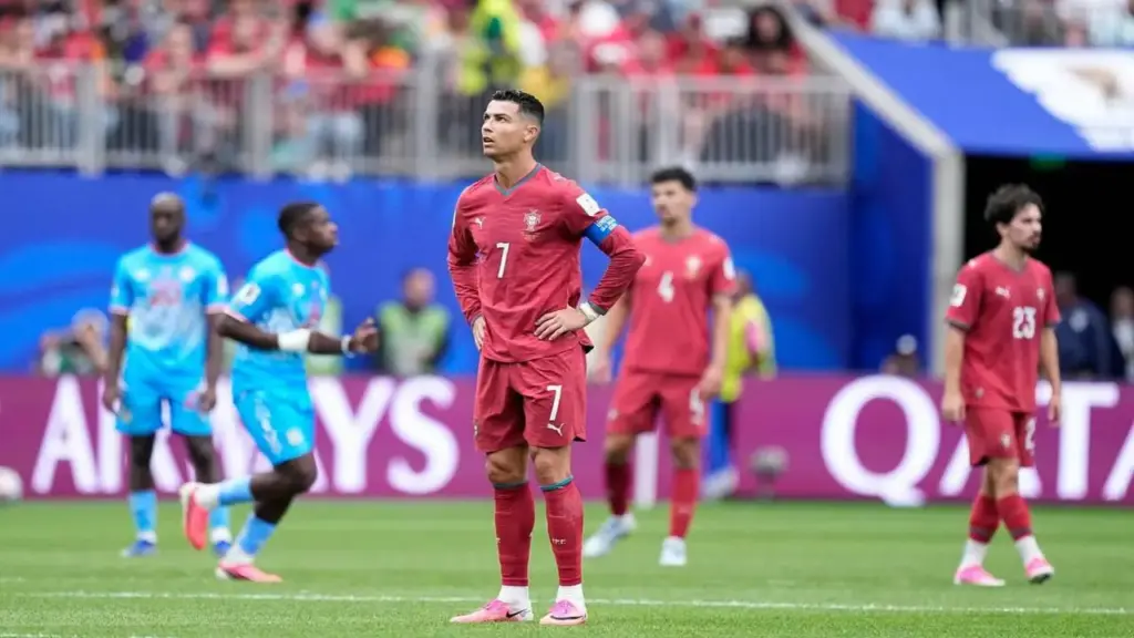 CĐV Congo hô tên Messi khi Ronaldo về phòng thay đồ