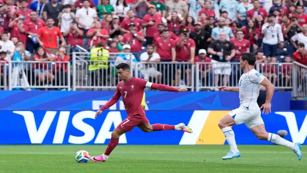 Chị gái Ronaldo: 'Giờ thì lũ đạo đức giả sẽ nói gì?'