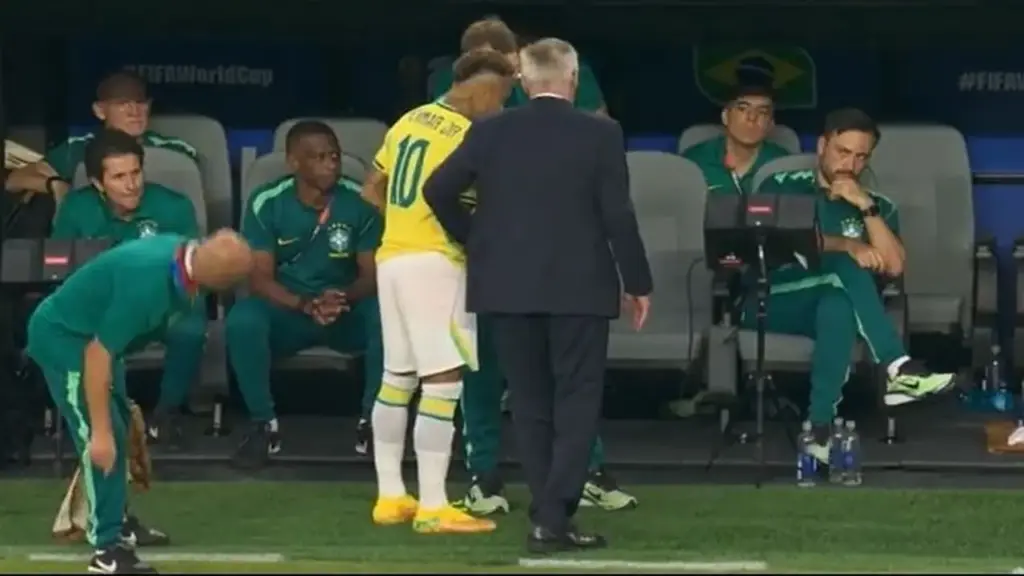 Con trai HLV Ancelotti gặp vạ vì liếc nhìn Neymar