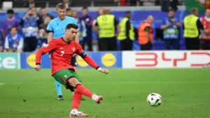 Cựu thủ quân Uruguay: 'Họ sẽ giúp Ronaldo vô địch như đã làm với Messi'