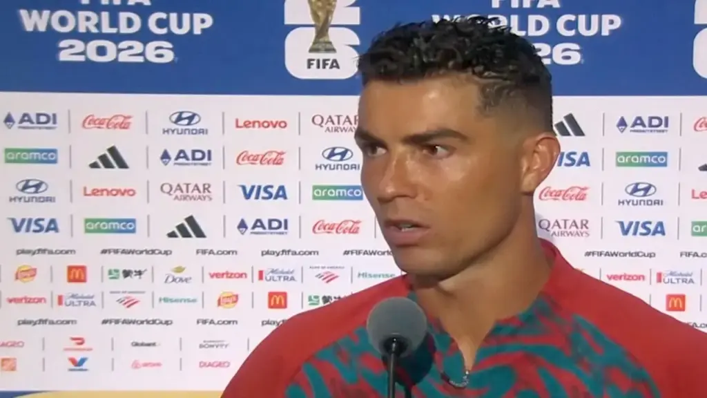 Đang vui, Ronaldo 'đứng hình' vì bị phóng viên đòi... tăng lương