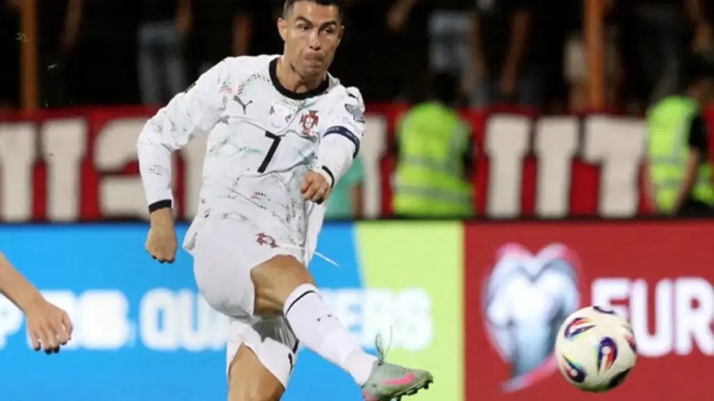 Giữa bão tranh cãi, Bruno Fernandes nói gì về Ronaldo?