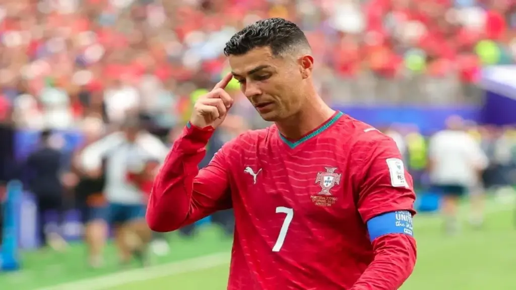 Giữa làn sóng chỉ trích, hậu vệ Bồ Đào Nha lên tiếng bảo vệ đàn anh Ronaldo