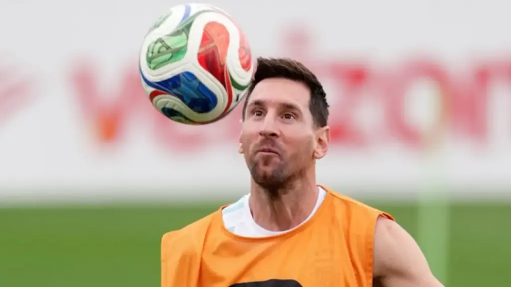 HLV Scaloni tiết lộ lý do Messi cần thi đấu trận thủ tục, Argentina mang thêm 500 kg thịt bò