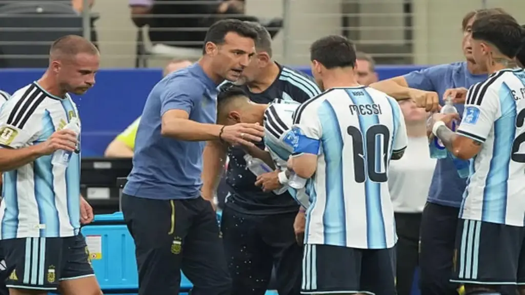 HLV Scaloni tiết lộ về khả năng ra sân của Messi trước Jordan