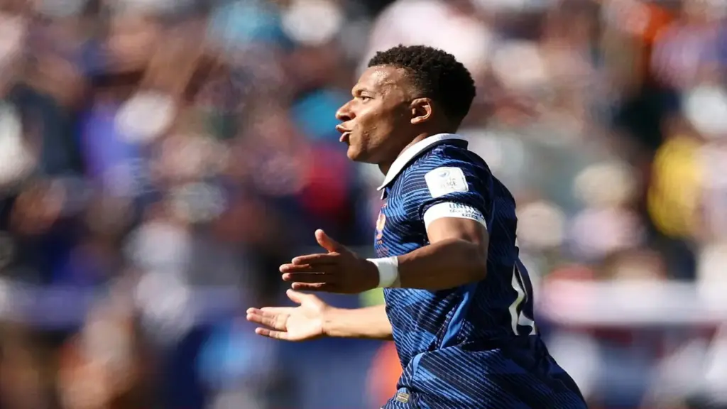 Mbappe thách thức quy luật cơ sinh học trong tuyệt phẩm sút xa