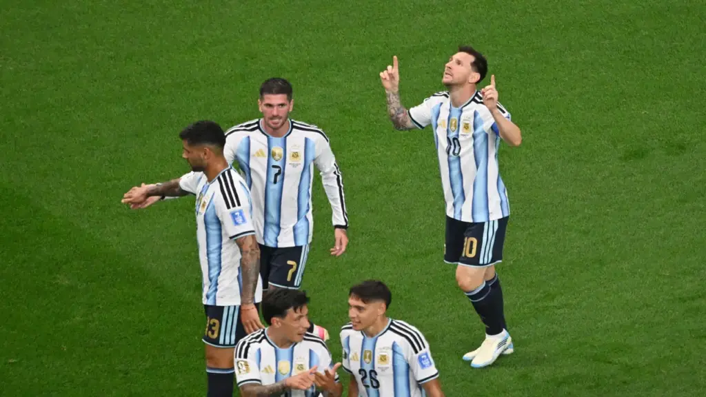 Messi phá kỷ lục ghi bàn mọi thời World Cup