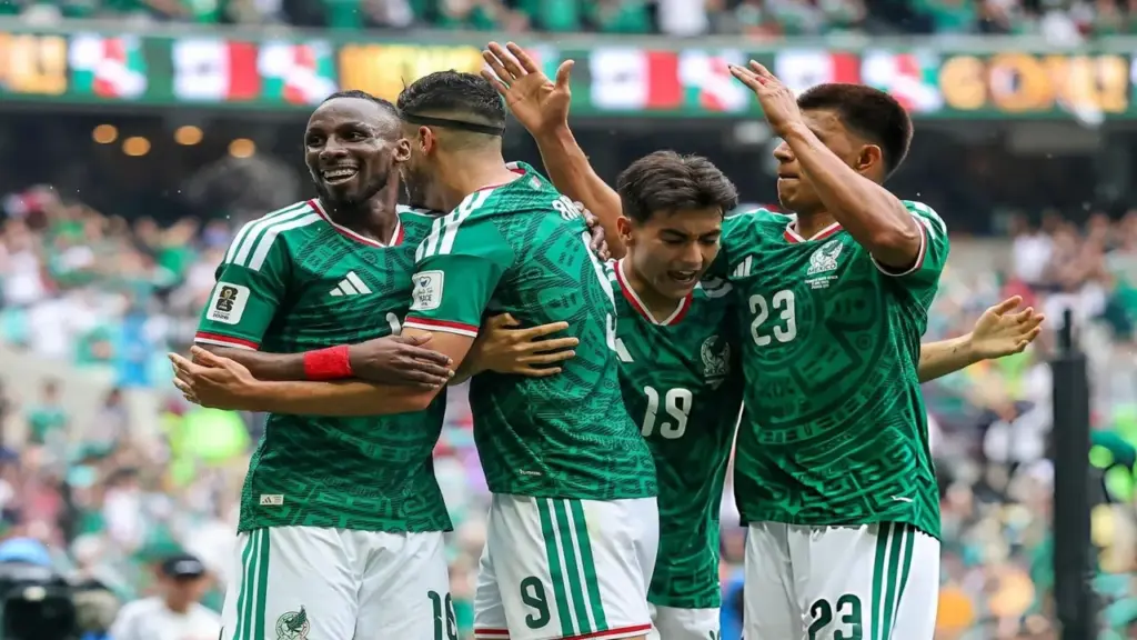 Mexico hạ Nam Phi ở trận cầu căng thẳng với 3 thẻ đỏ