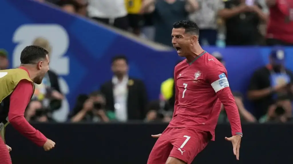 Ronaldo được khen sở hữu 'IQ 200'