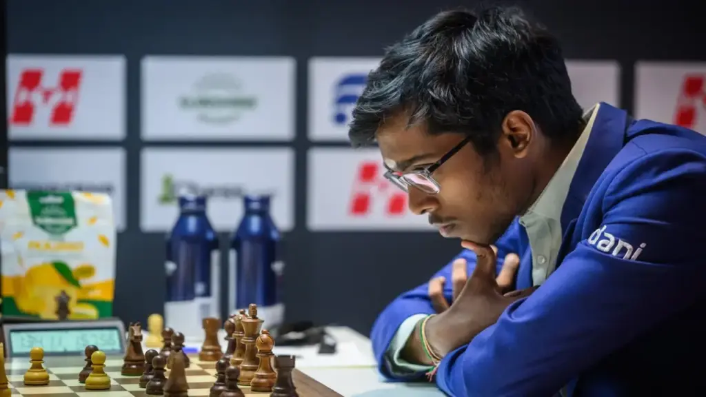 Thần đồng Ấn Độ lập kỳ tích khi hai lần đánh bại Carlsen trong một giải đấu